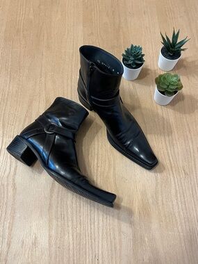 Stuart Weitzman Black Leather Long Toed Womens Short Boots